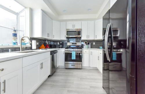 Sunset Island 3 Level Home on the Water sleeps 10 - Photo 24