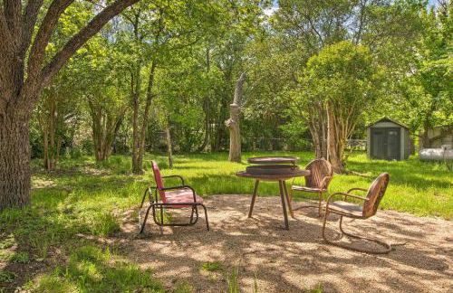 Remodeled Retro Home with Deck, Walk to Main Street! - Foto 18