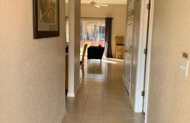 Spacious 4 BR Townhouse with 2 King Size Master Bedrooms, 3 miles to Disney, Free WiFi and Free Parking - Foto 9