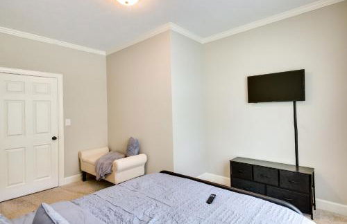 Stylish Hephzibah Home with Fire Pit and Theater Room! - Foto 15