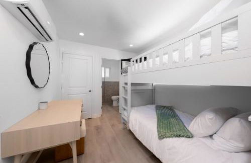 Modern Urban Escape Rooftop & Walkable Fun - Foto 6