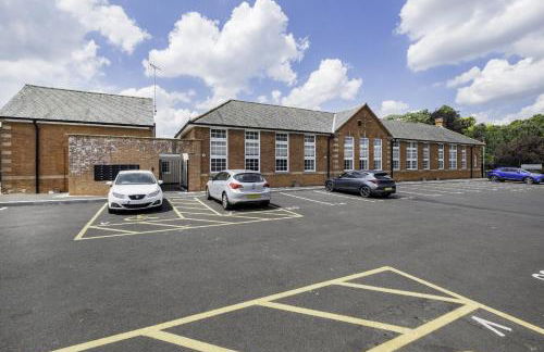 2Bed Flat-Secured Free Parking-by Holiday Homes - Photo 18