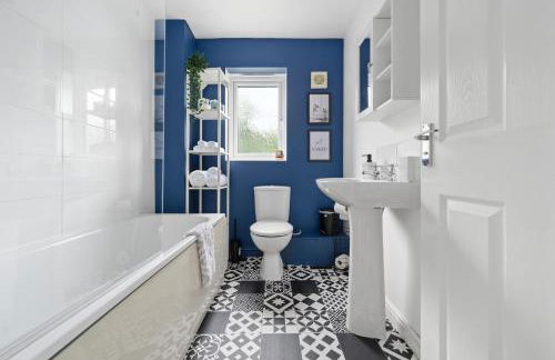 Superb Two Bedroom House Near Etihad & Coop Live - Free Parking - Foto 10