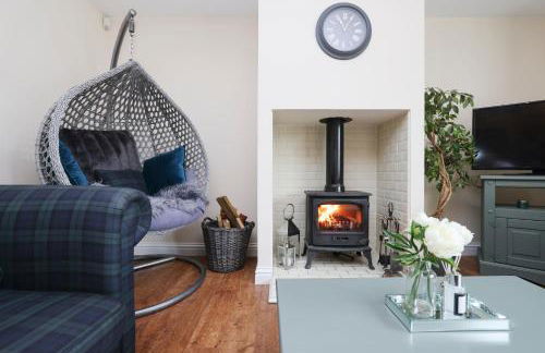 JOIVY Greenknowes Estate with Hot Tub and Bar - Farmhouse and Lodge - Photo 78