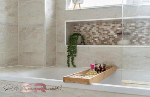 4-BR Hayes Home, Guests 8 - Ideal for Long term stays, Fast unlimited Wi-Fi - Foto 24