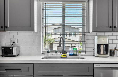 Stylish Phoenix Suite by Zenia Stays - Central & Cozy Escape - Foto 23