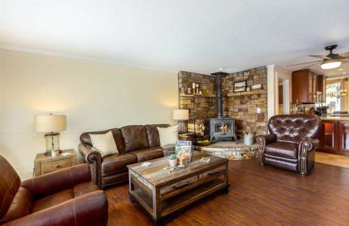 Broken Bow Getaway Pet Friendly Midtown - Photo 1