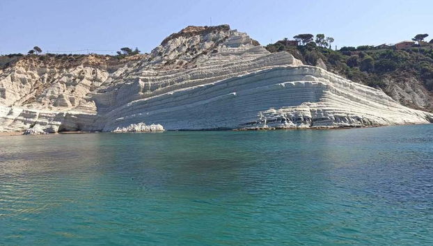 Vista frontal de uma das falésias