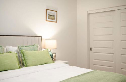 Spacious 5BR Getaway w Game Room & Modern Comfort - Photo 74