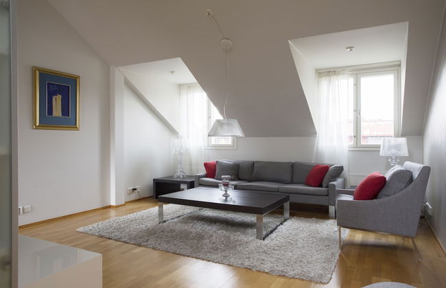 2ndhomes 2BR Penthouse with Balcony and Sauna - Photo 13