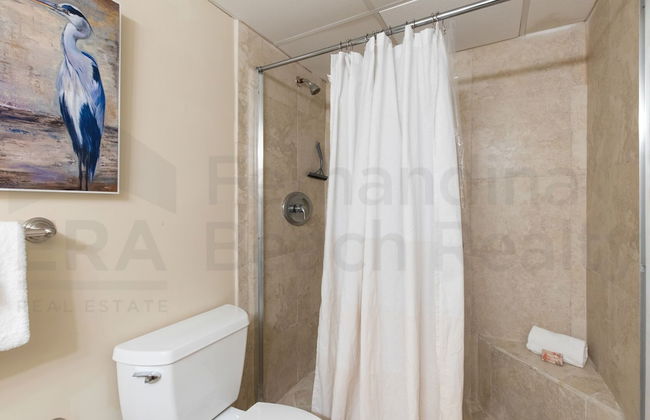 Upper Unit Condo Overlooking Both the Ocean Pier and Swimming Pool by RedAwning - Foto 18