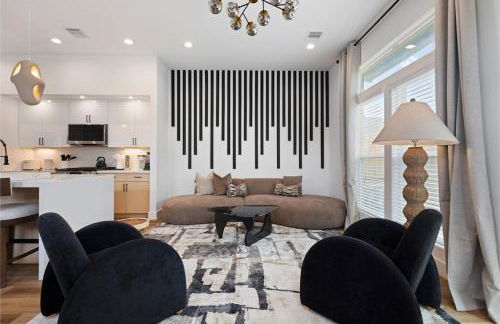 2 Luxury Homes in 1 - Walk to Nightlife & Stadiums - Foto 69