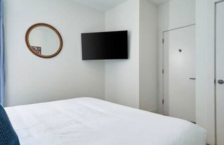 Chic 4BR with Fenced Yard, Walk to Dining, Parking, 5 Mins to Nissan Stadium, Less than 10 Mins to Broadway, Workspace, Parking, 24 Hr Hospitality, Great for Families - Foto 22