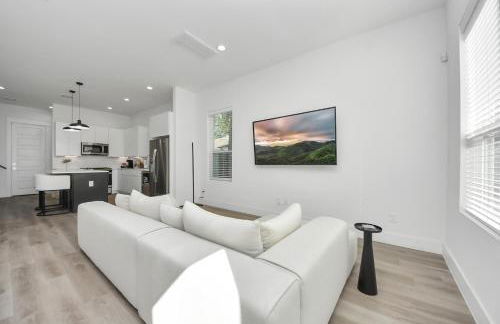 Stylish & Spacious 3BR Gem With Hot tub Near Downtown - Foto 46