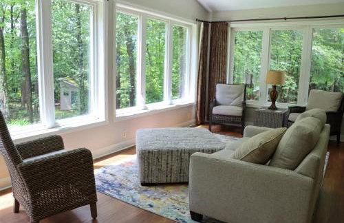 Large home with hot tub in serene wooded setting - Foto 4