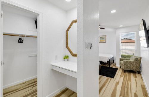 Arlington Entertainment District Home Green & White Door - Foto 7