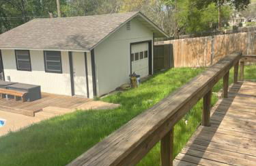 Farmhouse With Amazing Pool at Wester Hills Temple - Photo 18