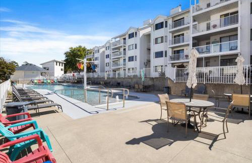 Lakefront Osage Beach Condo + Workspace w/ Pool Views - Foto 38