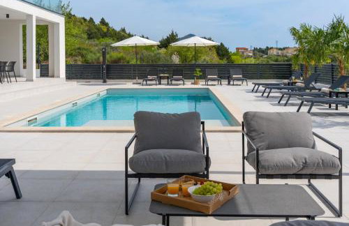 Villa Carmen with 5 en-suite bedrooms, 48 sqm pool, 8km from sea - Photo 2