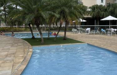 2 qrts c suíte, ar condicionado, piscina infantil e adulto, parquinho, estacionamento privativo, portaria 24hrs, self checkin, indicado pra família c crianças, casais e hóspedes a trabalho - Foto 1