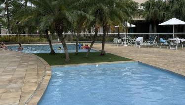 2 qrts c suíte, ar condicionado, piscina infantil e adulto, parquinho, estacionamento privativo, portaria 24hrs, self checkin, indicado pra família c crianças, casais e hóspedes a trabalho - Foto 1