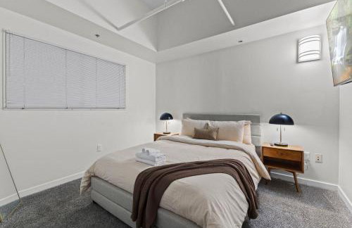 Indy Urban Nest - Sleeps 8 - Skywalk Access - Convention Center - Stadium - Foto 16