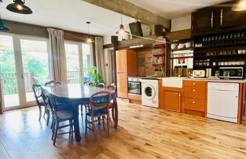 Tree Tops Holiday Let & Sauna South Downs West Sussex Sleeps 10 - Foto 8