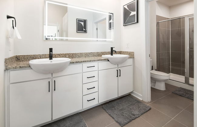 Uptown 1st Ward Corner Unit Superior 2BD Apt - Foto 2