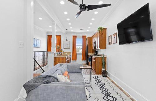 Chic 2BR retreat near French Quarter - Photo 1