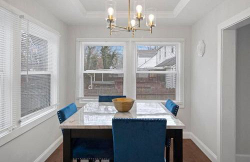 Main Street Oasis Pool and Hot Tub Sleeps 8 - Foto 9