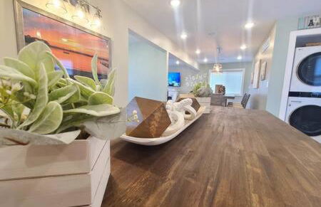 Stunning Lake Home w arcade and huge deck - Foto 47