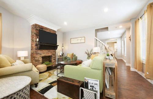 HostWise Stays - The Carnegie - Sauna, 1 Block from Butler St, Family Friendly - Foto 1