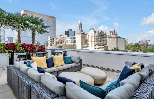 Skyline Retreat - Free Parking, Pool, Balcony - Foto 16