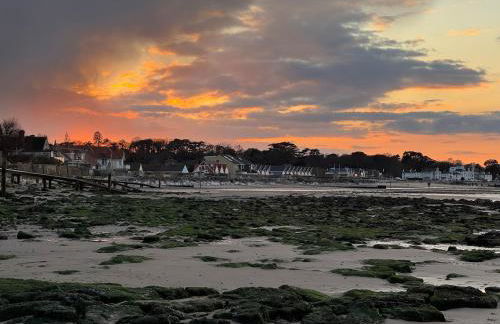 Elm Lodge charming with stunning coastal views! - Photo 5