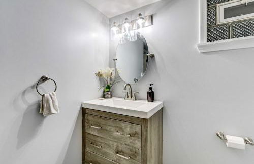 Luxurious Detroit Home - Walk to Golf and Park! - Photo 36