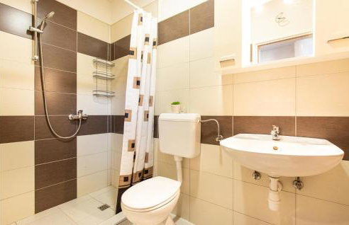2 Bedroom Lovely Apartment In Donje Rastane - Foto 9
