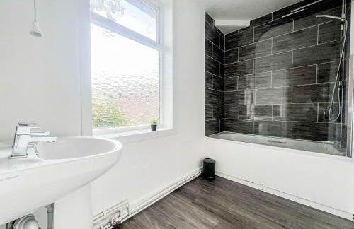 3 Bedroom House - Free Parking-Hospital-Contractors-Families - Long Stay Rates Available - Photo 22