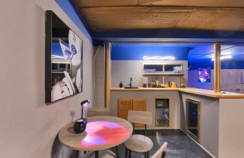 Lux Retreat with Indoor Swim Spa Game Lounge Theater Hot Tub Sauna - Foto 15