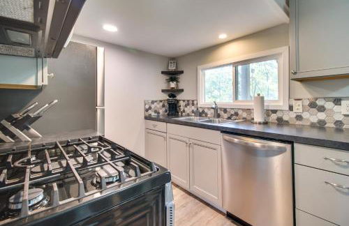 Deck and Dock Access Lakefront Grove Cabin! - Foto 9