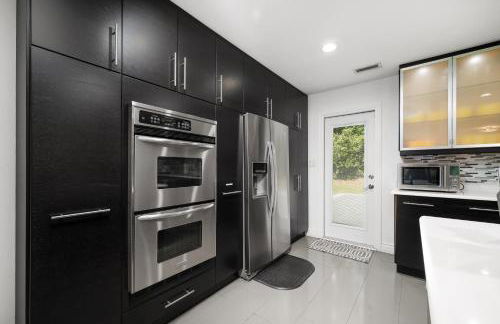 UF SUNSHINE HOUSE - Patio & BBQ - Chef Kitchen - EV Car Station - Upscale Neighborhood! - Foto 9