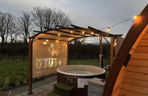 Luxury Hot Tub Glamping with Outdoor Cinema near Newborough Beach – Llanfair Hall - Foto 17
