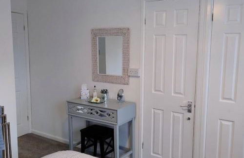 Ludlow Mews Town House with Free parking - Photo 14