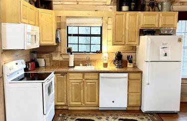 Perfectly private! Hot tub, king sized bed, grill, washer/dryer, and motorcycle friendly! Studio Cabin by RedAwning - Foto 10