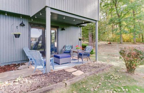 Lakefront Retreat with Views and Decks and Fire Pit - Foto 25