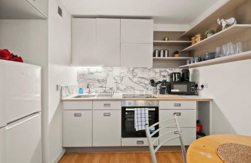 Modern 2 Bed Apartment in Greenwich, 24h Free Parking, Great for Business & Contractors, Sleeps 6 - Photo 14