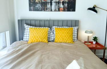 Bright, Modern & Artsy Space - Photo 19