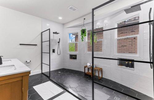 Spacious 4BR House Near Downtown, Perfect for Groups & Pets - Foto 45