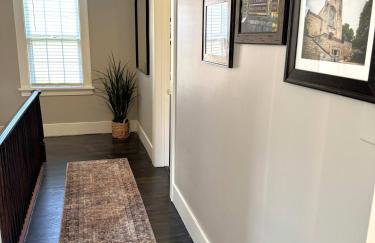 Walk Downtown & River Stylish Cozy Stay w Huge Porch - Foto 25