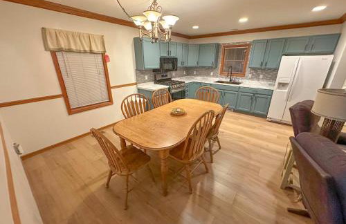 Spacious 4BR Lakefront Cottage - Perfect for Groups - Foto 10