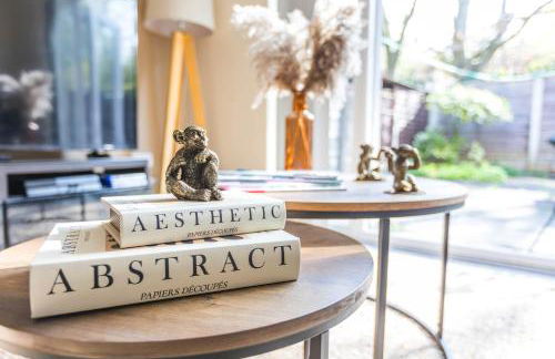 Forest View- Oasis Mural -Didsbury Zen Sleeps 10 - Photo 14